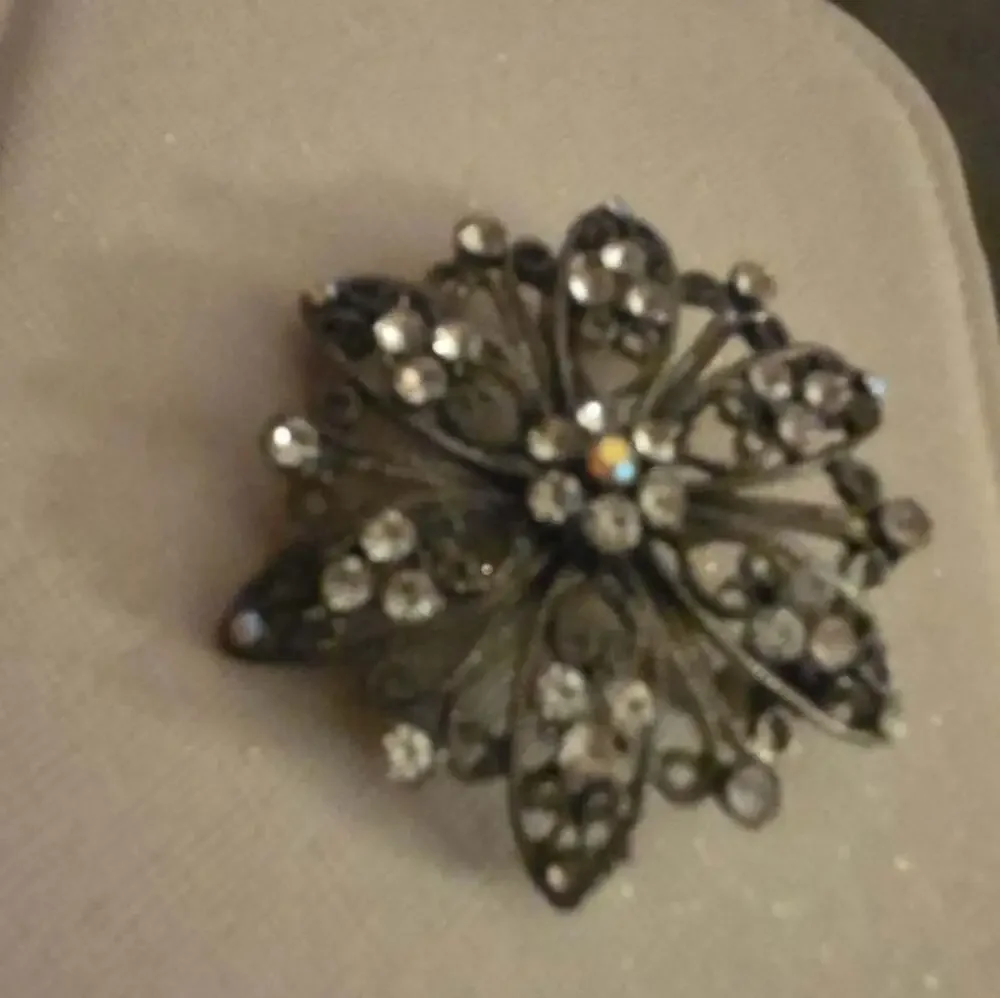 Vintage Silver Tone Filigree Rhinestone Flower Brooch Pin